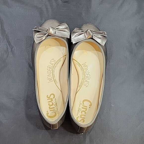 CIRCUS BY SAM EDELMAN WOMEN"S SILVER LOGO CARMEN ROUND TOE SLIP ON FLATS - Picture 6 of 14